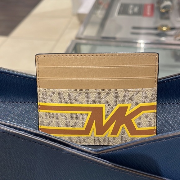 MICHAEL KORS MENS
Cooper Graphic Logo Tall Card Case
36S3LCOD2B
Yellow 
NWT - Picture 10 of 16